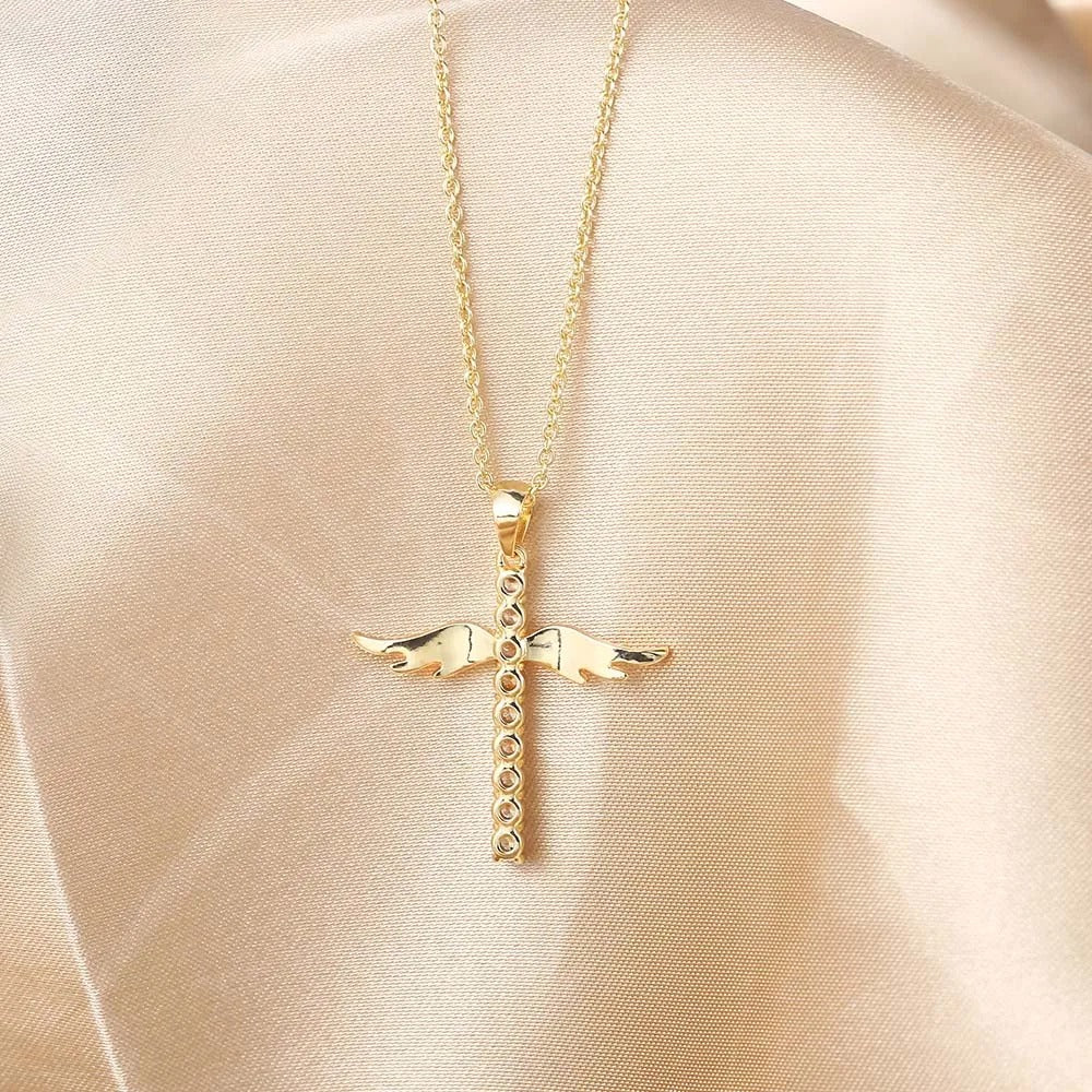 Collier avec croix et ailes d'ange en or