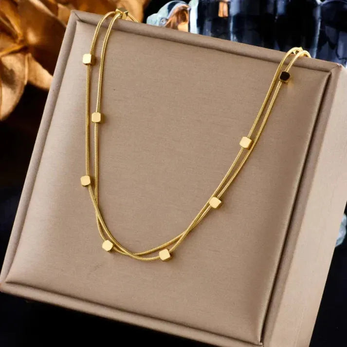 Collier avec de petits carrés en or