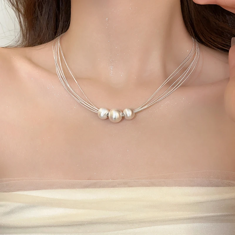 Collier avec des couches de perles blanches en or