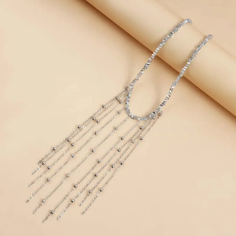 Collier avec des pampilles et des pierres brillants en forme de goutte en or blanc