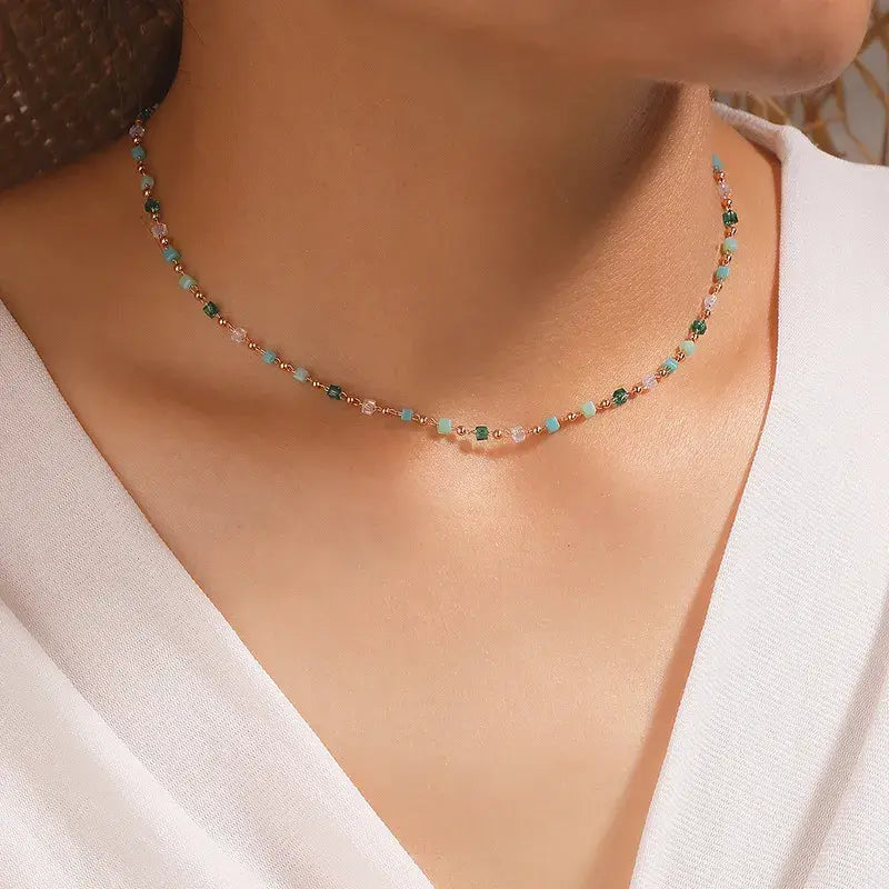 Collier avec des pierres colorées en or