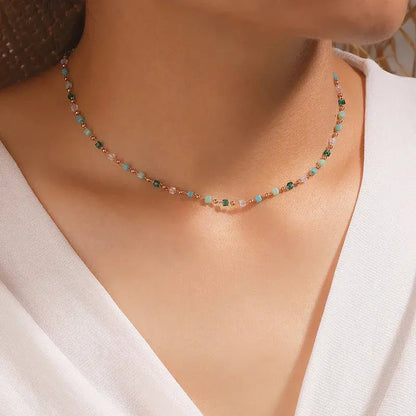 Collier avec des pierres colorées dorées