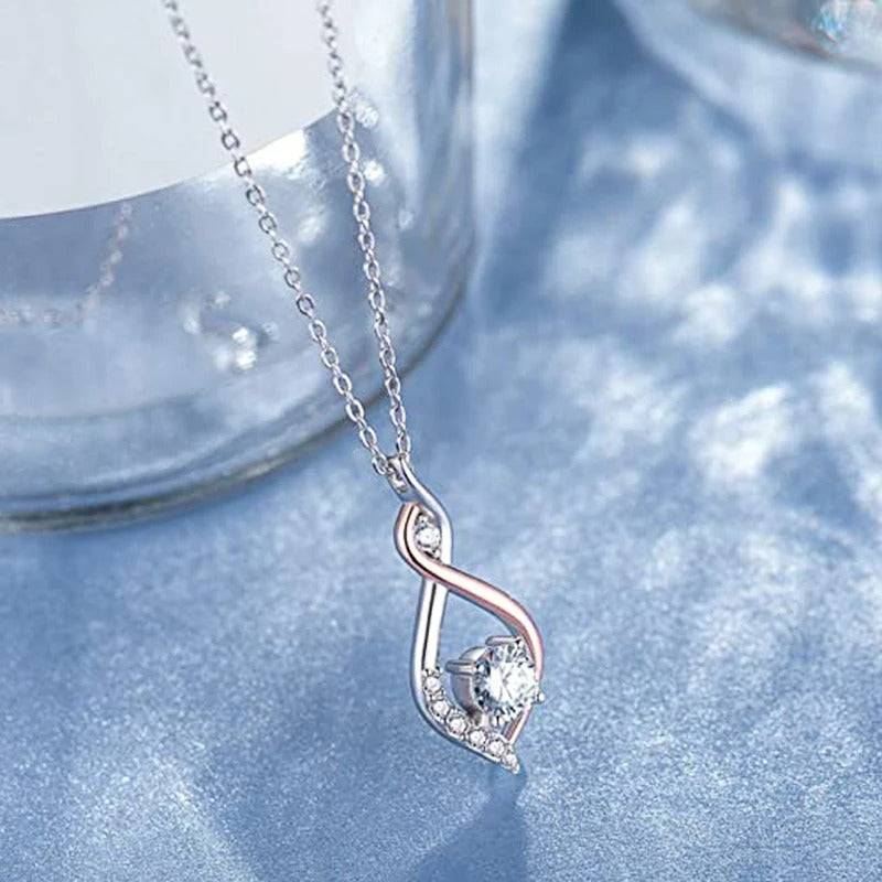 Collier avec fermoir et cristal en or blanc