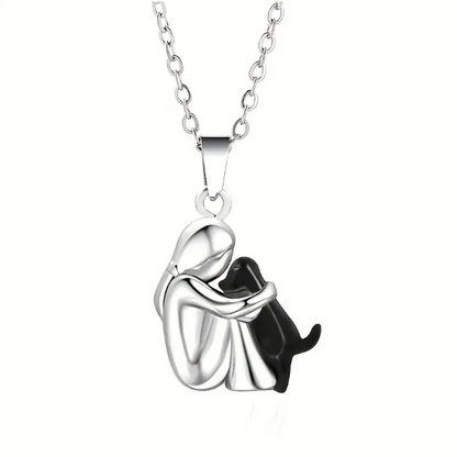 Collier avec fille et chien câlin