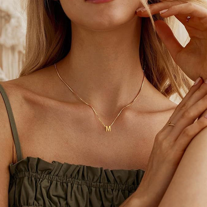 Collier avec initiale de lettre d'amour en or
