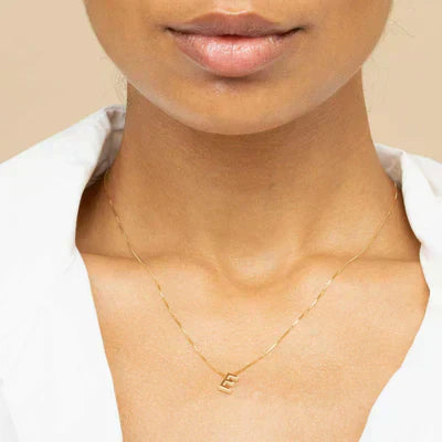 Collier avec initiale en or