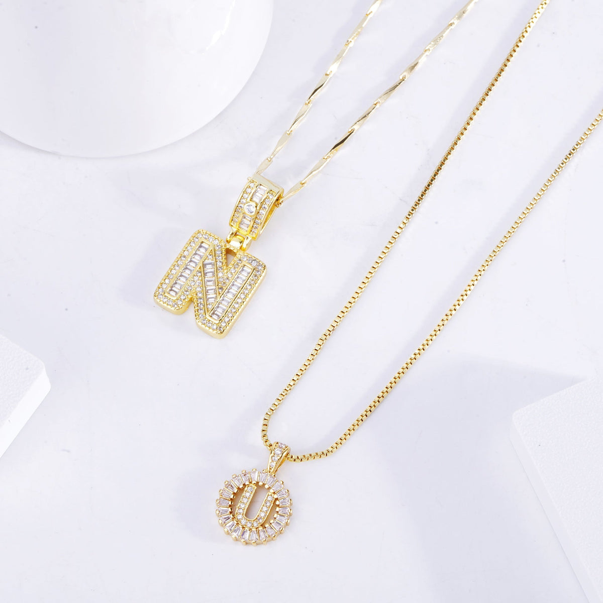 Collier avec lettre initiale en pavé en or