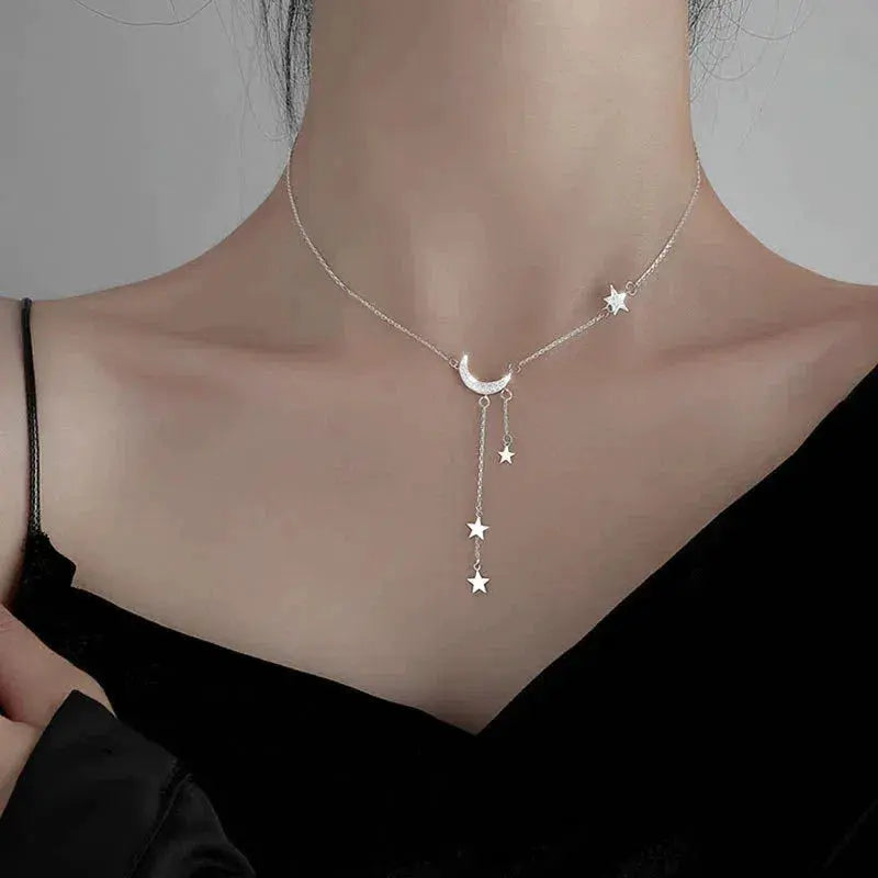 Collier avec lune et étoiles en or blanc