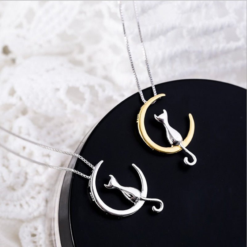 Collier avec lune suspendue et chat en or