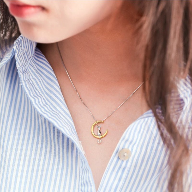 Collier avec lune suspendue et chat en or