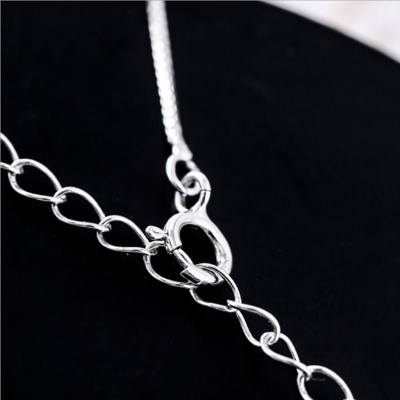 Collier avec lune suspendue et chat en or
