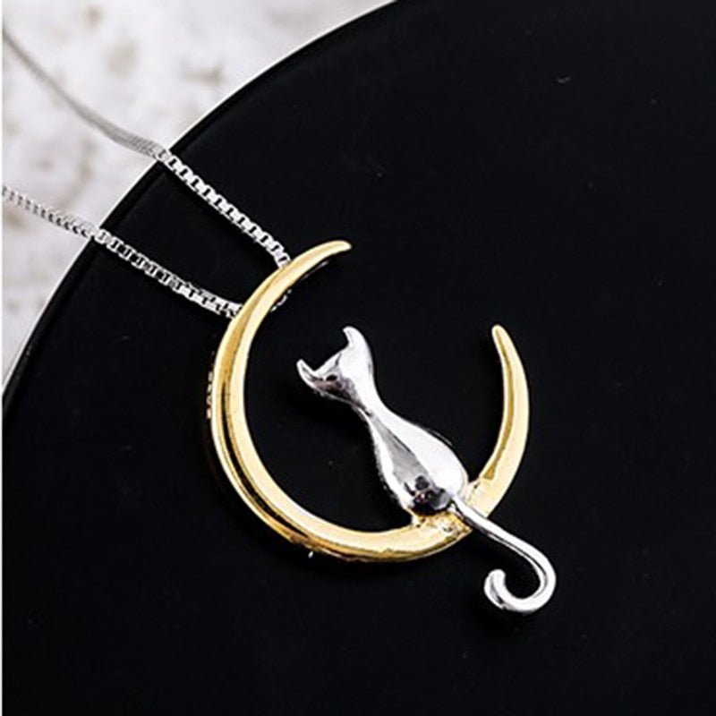 Collier avec lune suspendue et chat en or
