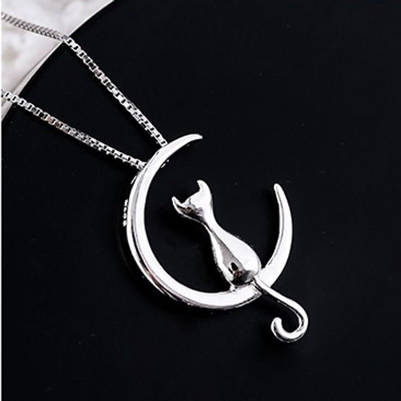Collier avec lune suspendue et chat en or