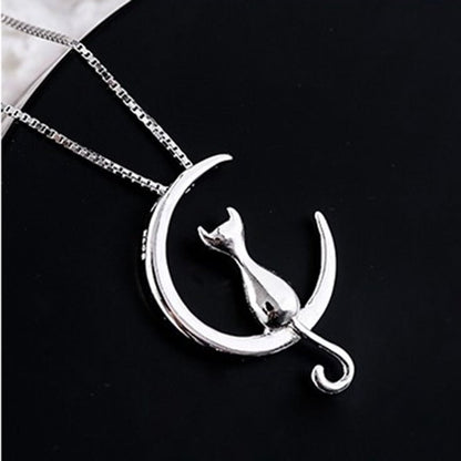 Collier avec lune suspendue et chat
