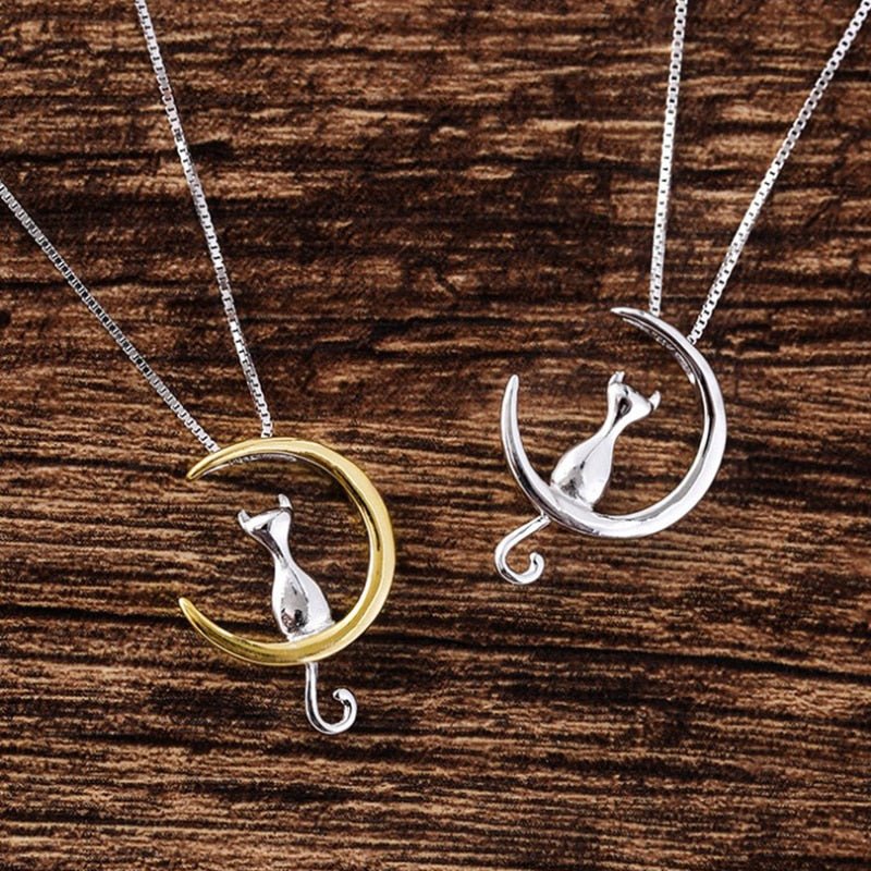 Collier avec lune suspendue et chat en or