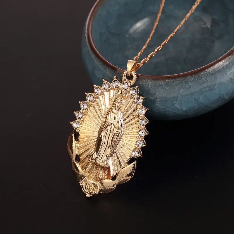 Collier avec médaille de la Vierge Marie en or