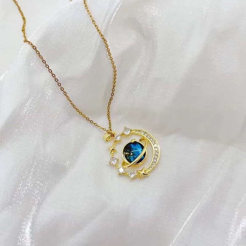 Collier avec médaillon planétaire, constellations et étoile en or