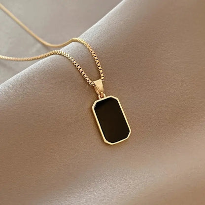 Collier avec pendentif carré minimaliste en titane noir Elite