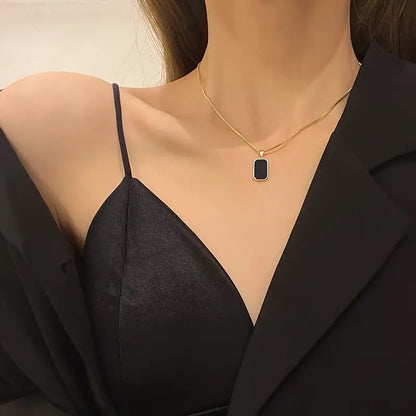 Collier avec pendentif carré minimaliste en titane noir Elite