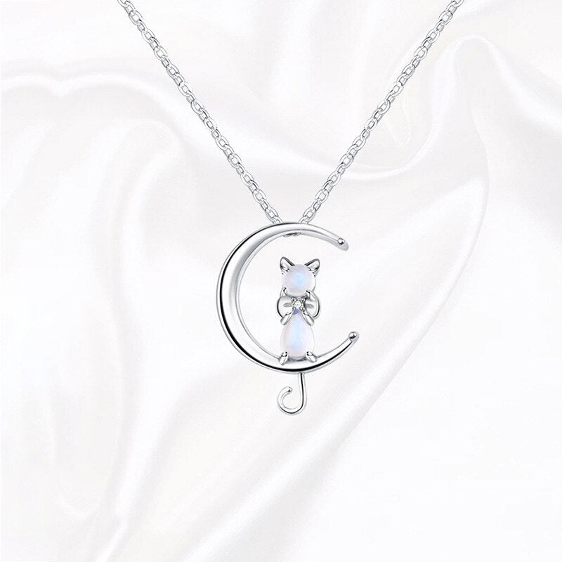 Collier avec pendentif en forme de croissant de lune et d'un chat en pierre de lune en or