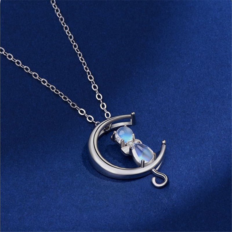 Collier avec pendentif en forme de croissant de lune et d'un chat en pierre de lune en or