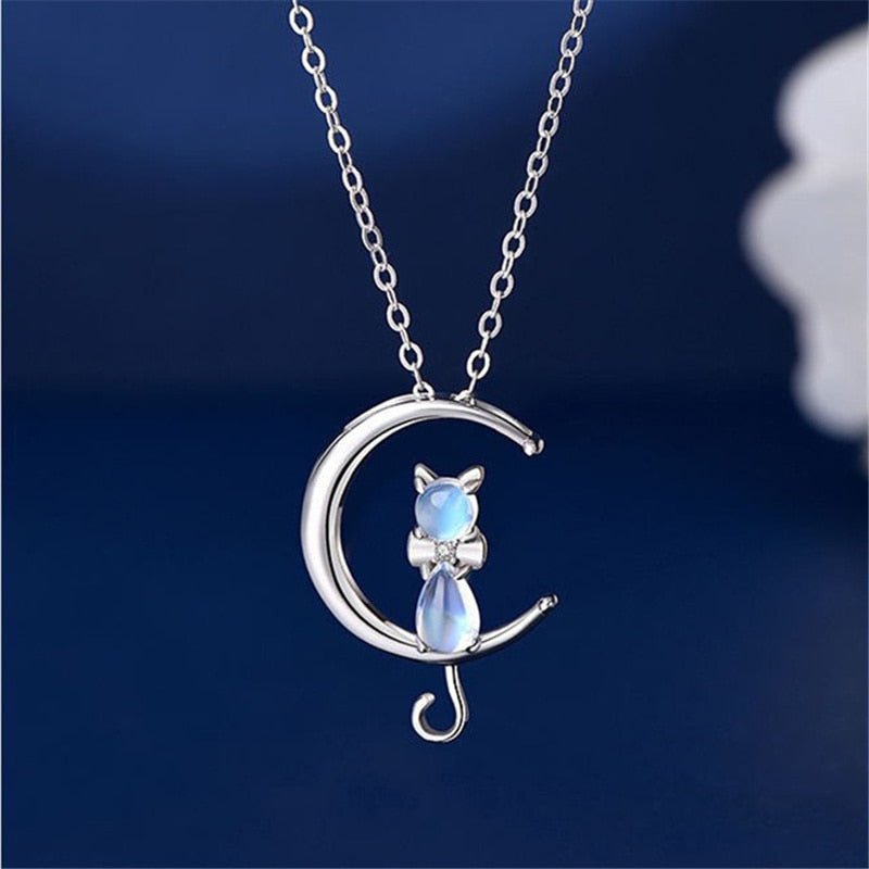 Collier avec pendentif en forme de croissant de lune et d'un chat en pierre de lune en or