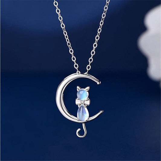 Collier avec pendentif en forme de croissant de lune et d'un chat en pierre de lune