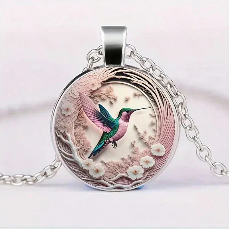 Collier avec pendentif en métal en forme d'hirondelle avec dôme en verre en or