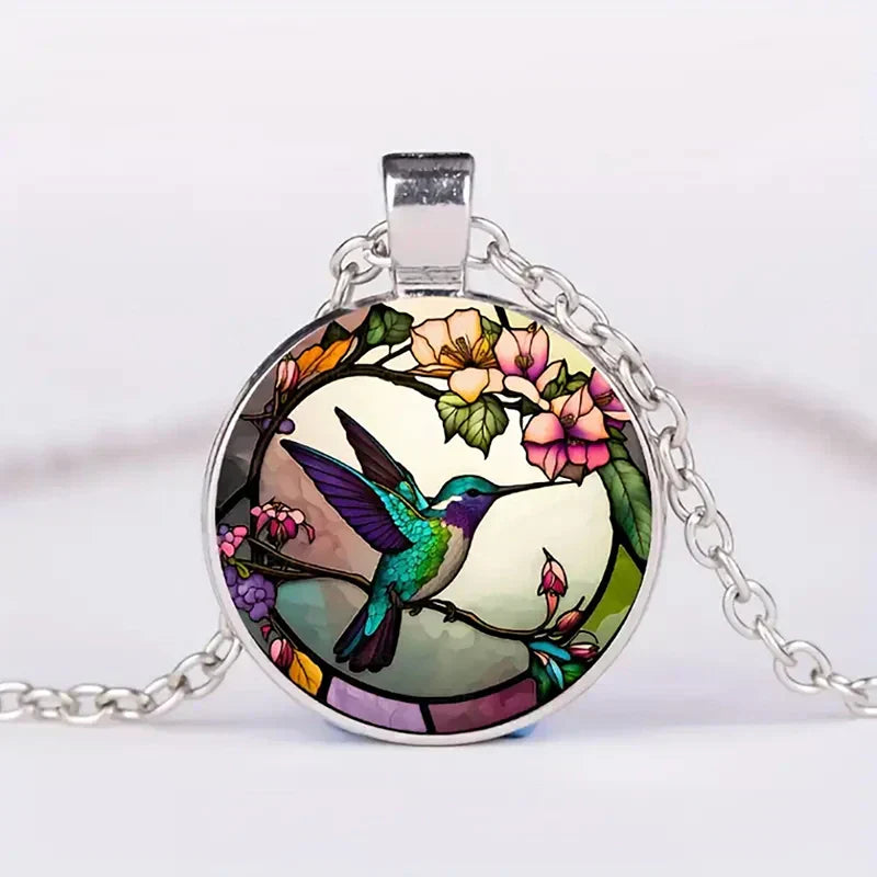 Collier avec pendentif en métal en forme d'hirondelle avec dôme en verre en or