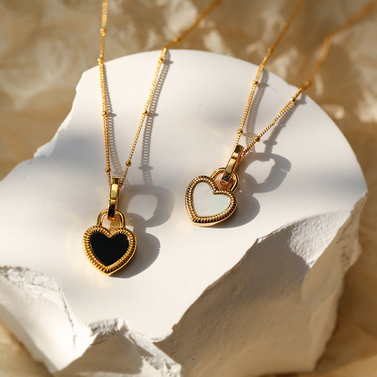 Collier avec pendentif en noir et blanc cœur en or