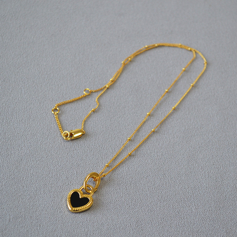 Collier avec pendentif en noir et blanc cœur en or