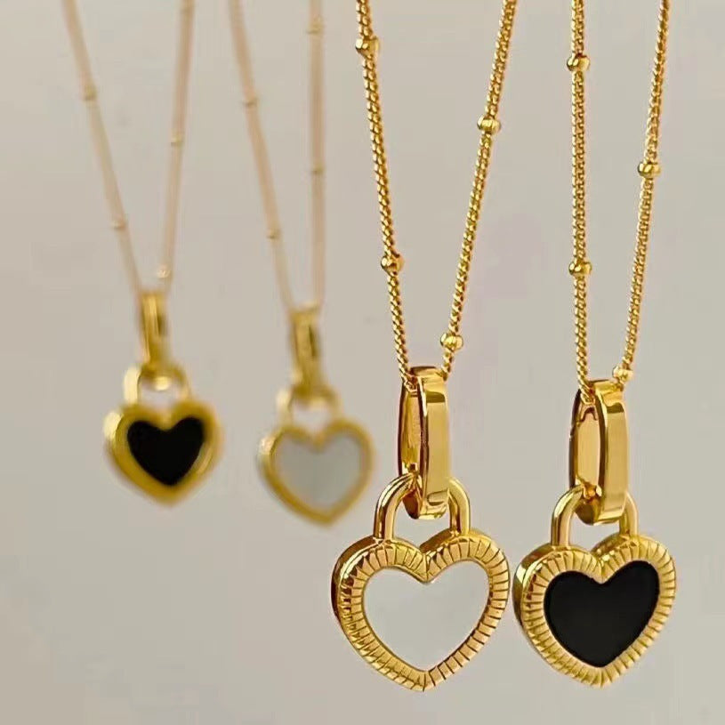Collier avec pendentif en noir et blanc cœur en or