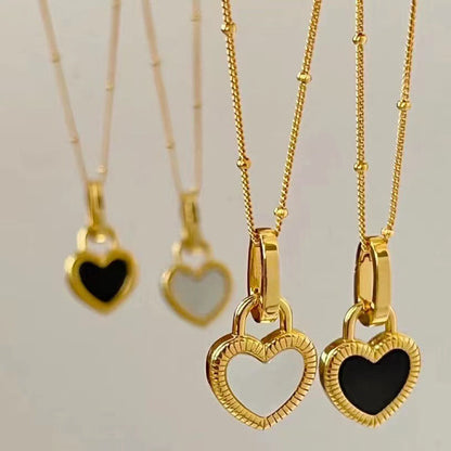 Collier avec pendentif en noir et blanc cœur en or