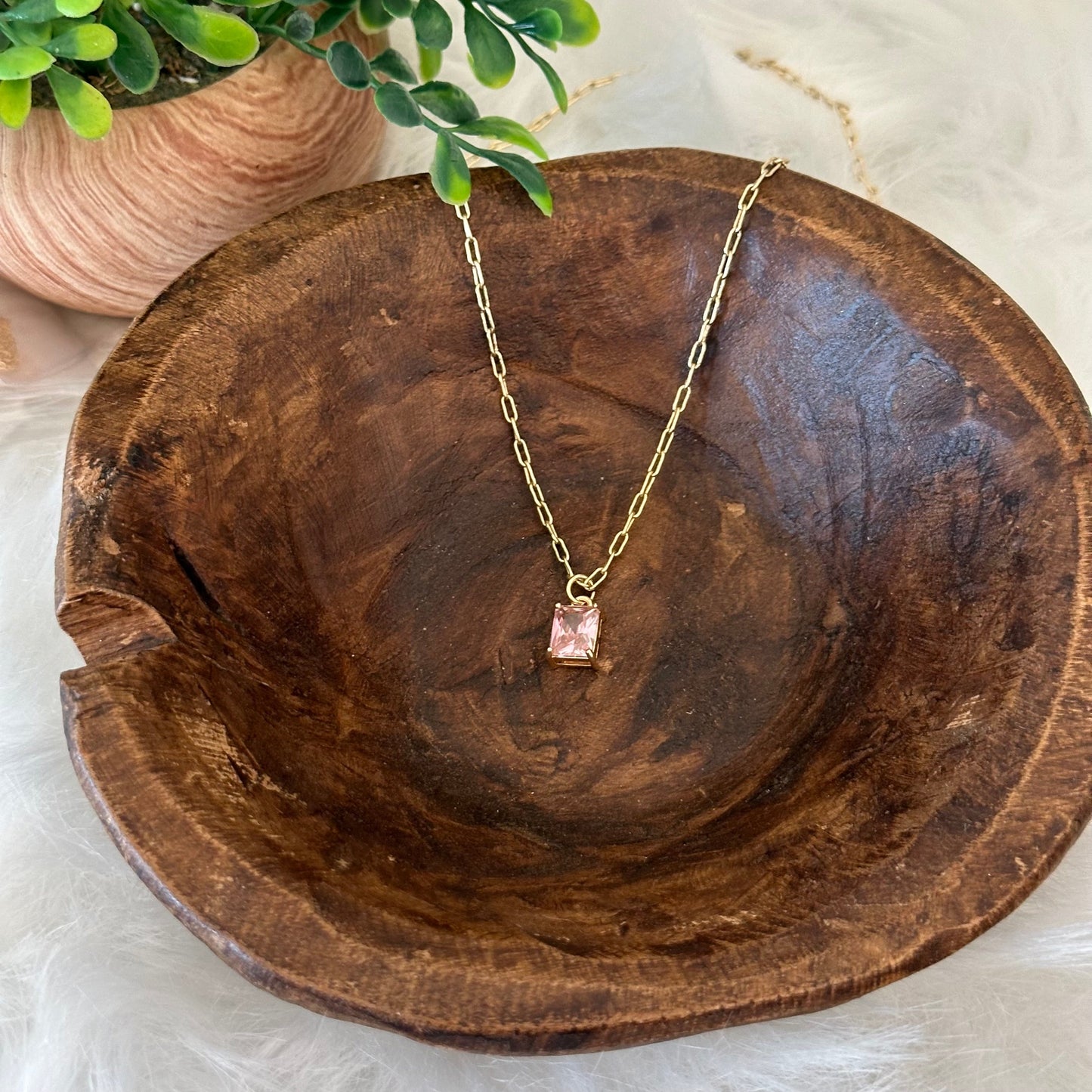 Collier avec pendentif en taille émeraude