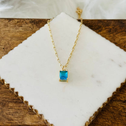 Collier avec pendentif en taille émeraude