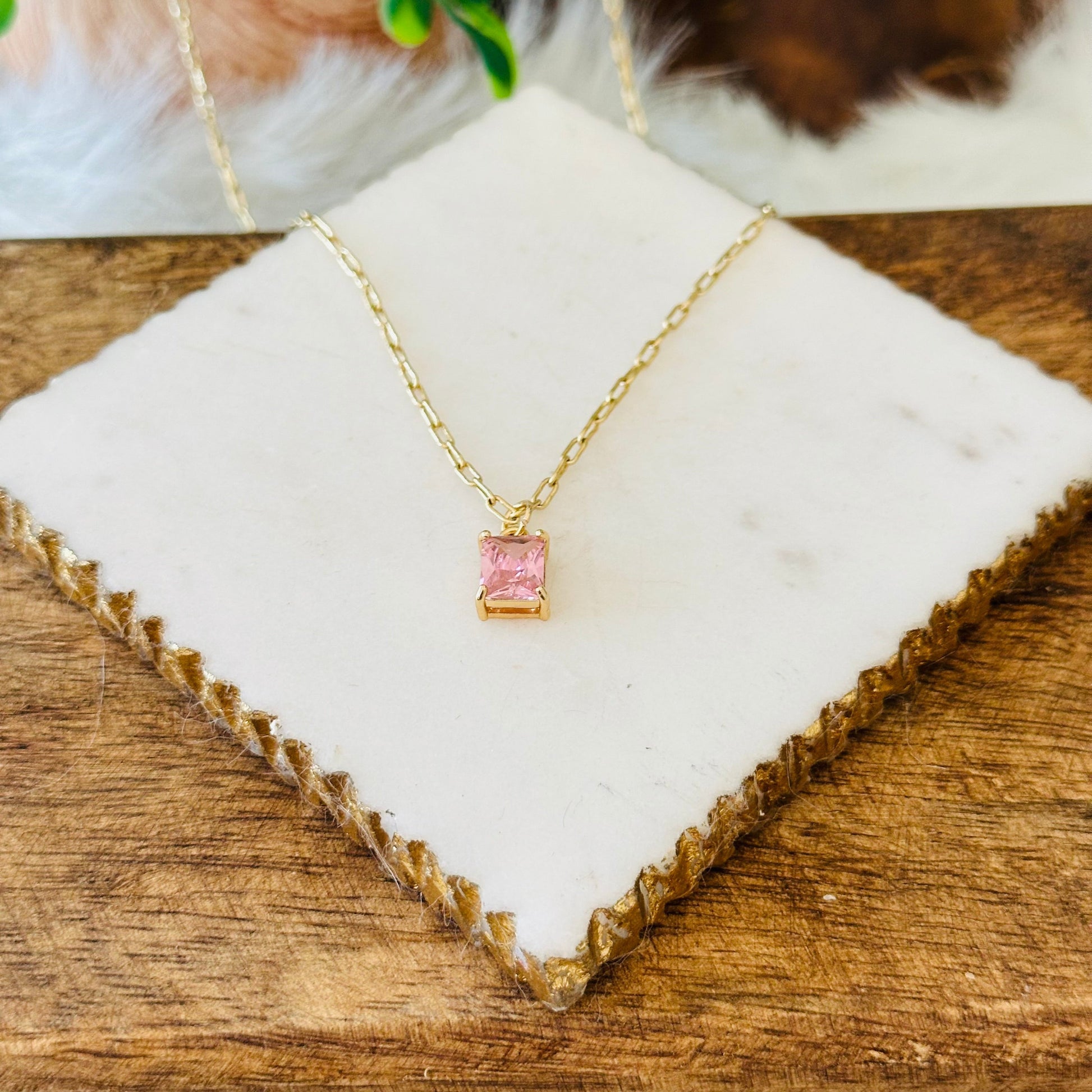 Collier avec pendentif en taille émeraude