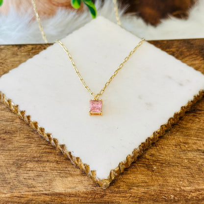 Collier avec pendentif en taille émeraude