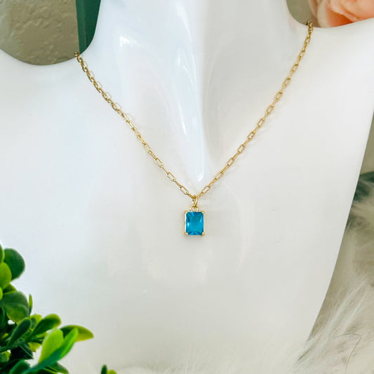Collier avec pendentif en taille émeraude