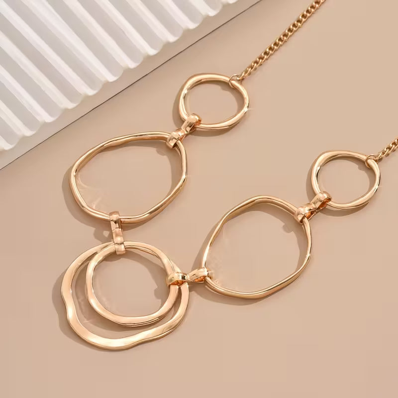 Collier avec pendentif, inspiré par l'élégance classique en or