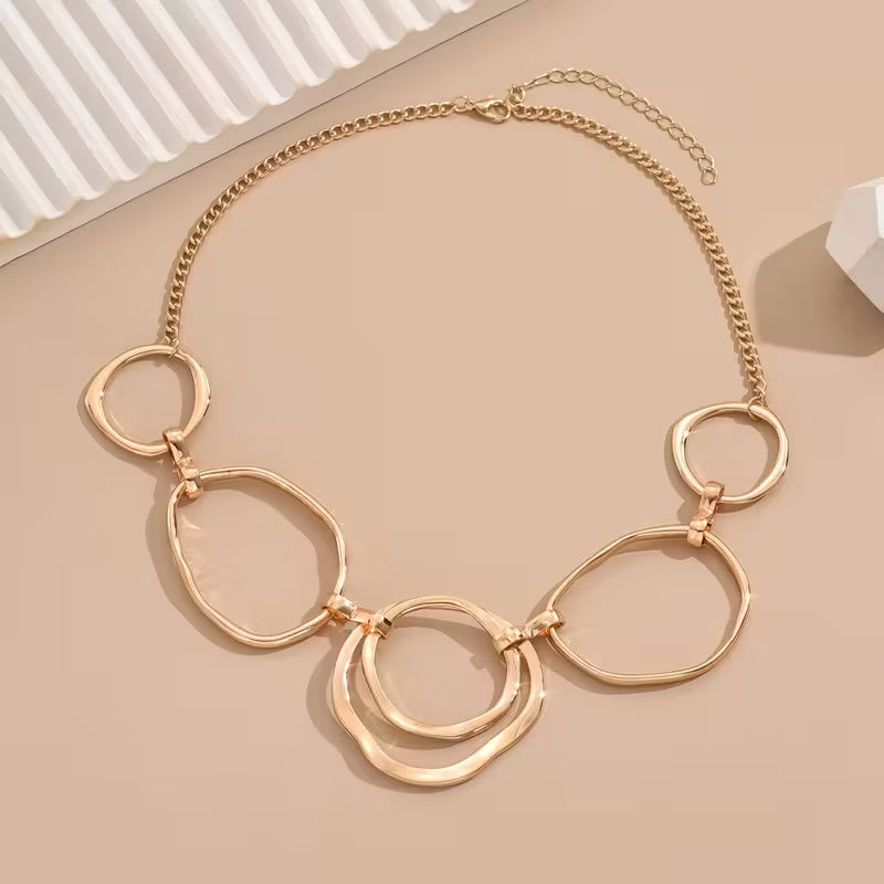 Collier avec pendentif, inspiré par l'élégance classique en or