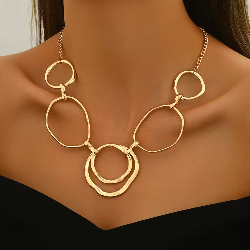 Collier avec pendentif, inspiré par l'élégance classique en or