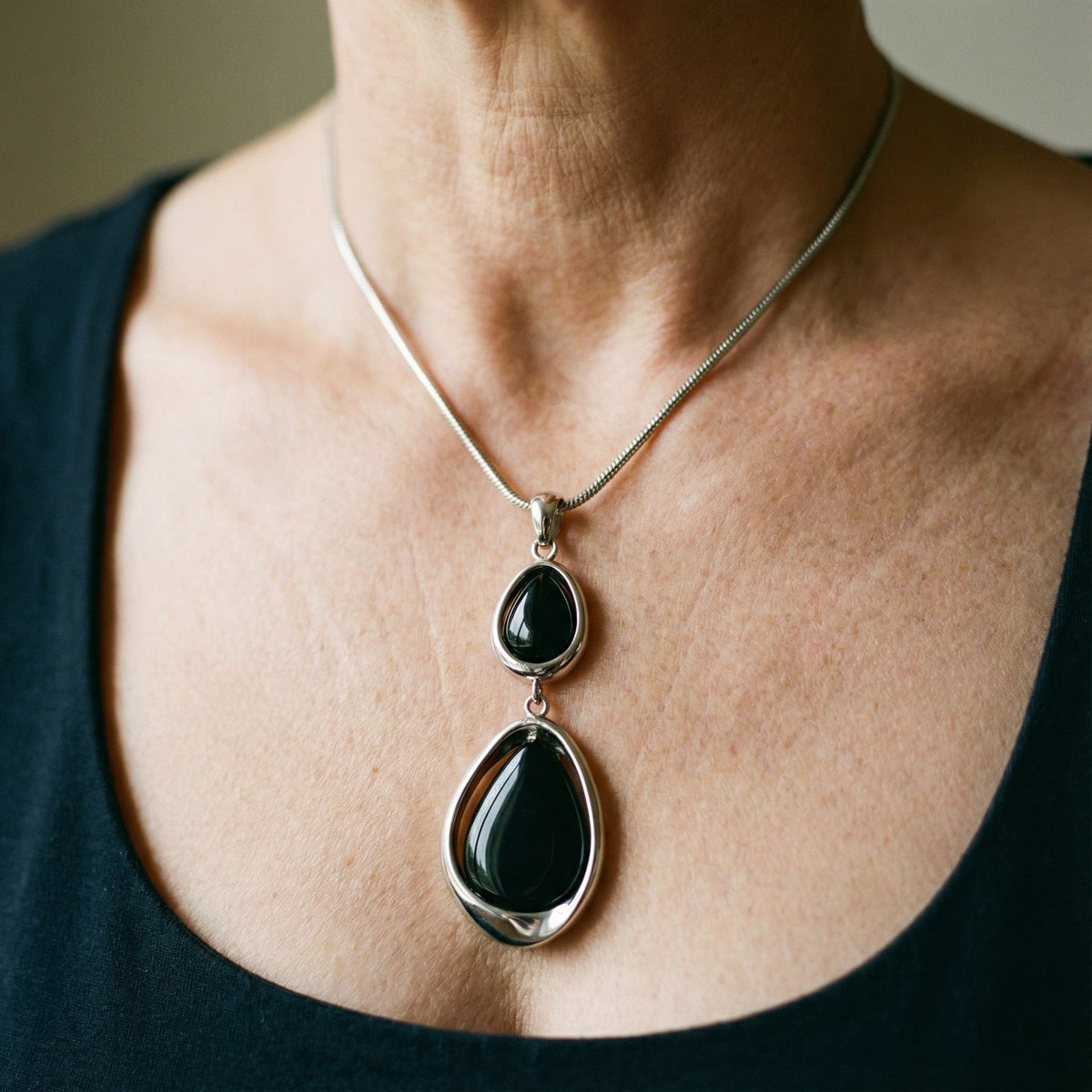 Collier avec pendentif rétro et pierre noire en or