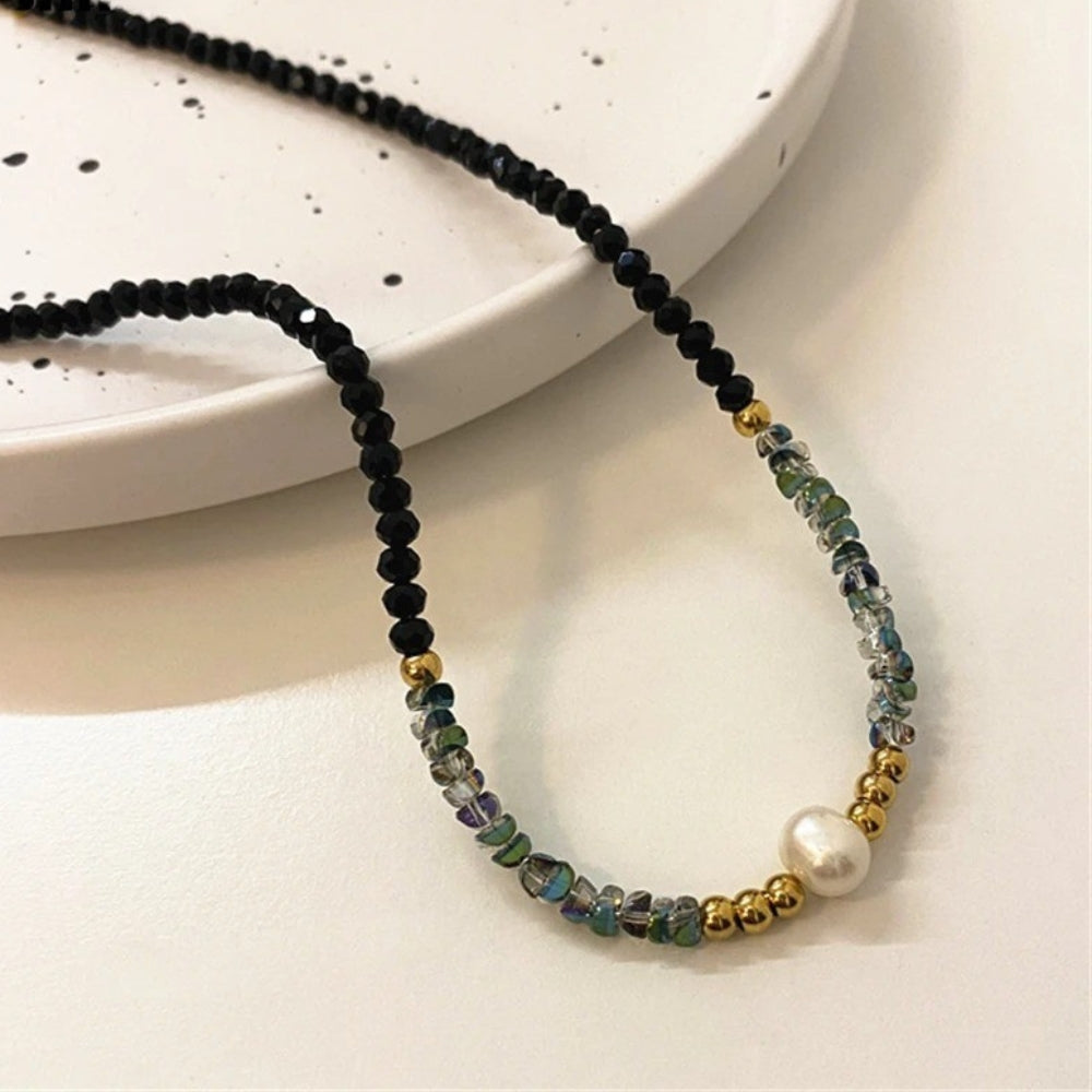 Collier avec perles noires, or et perles en or