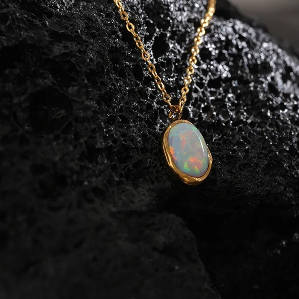 Collier vintage avec opale brillante en or