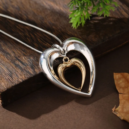 Collier avec un cœur suspendu en deux tons en or bicolore