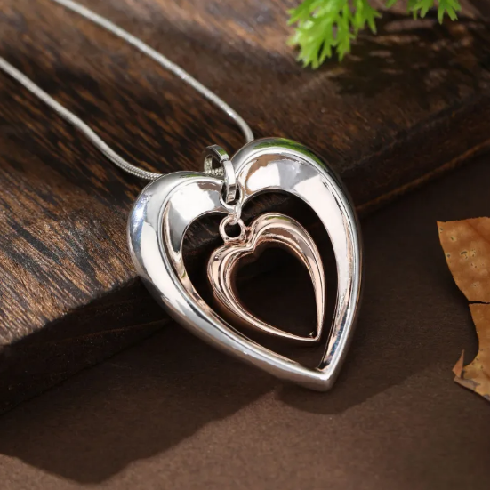 Collier avec un cœur suspendu en deux tons en or bicolore