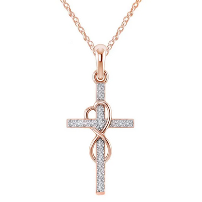 Collier avec un pendentif en forme de croix en acier inoxydable