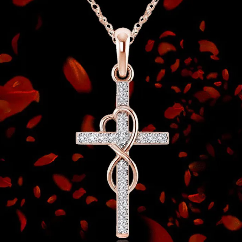 Collier avec un pendentif en forme de croix en acier inoxydable en or