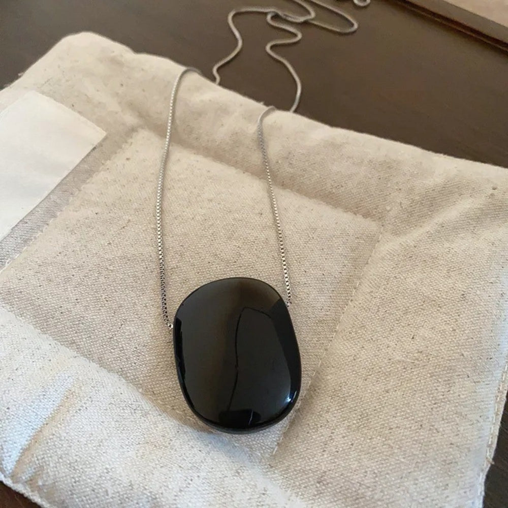 Collier classique avec chaîne et pierre noire en or blanc