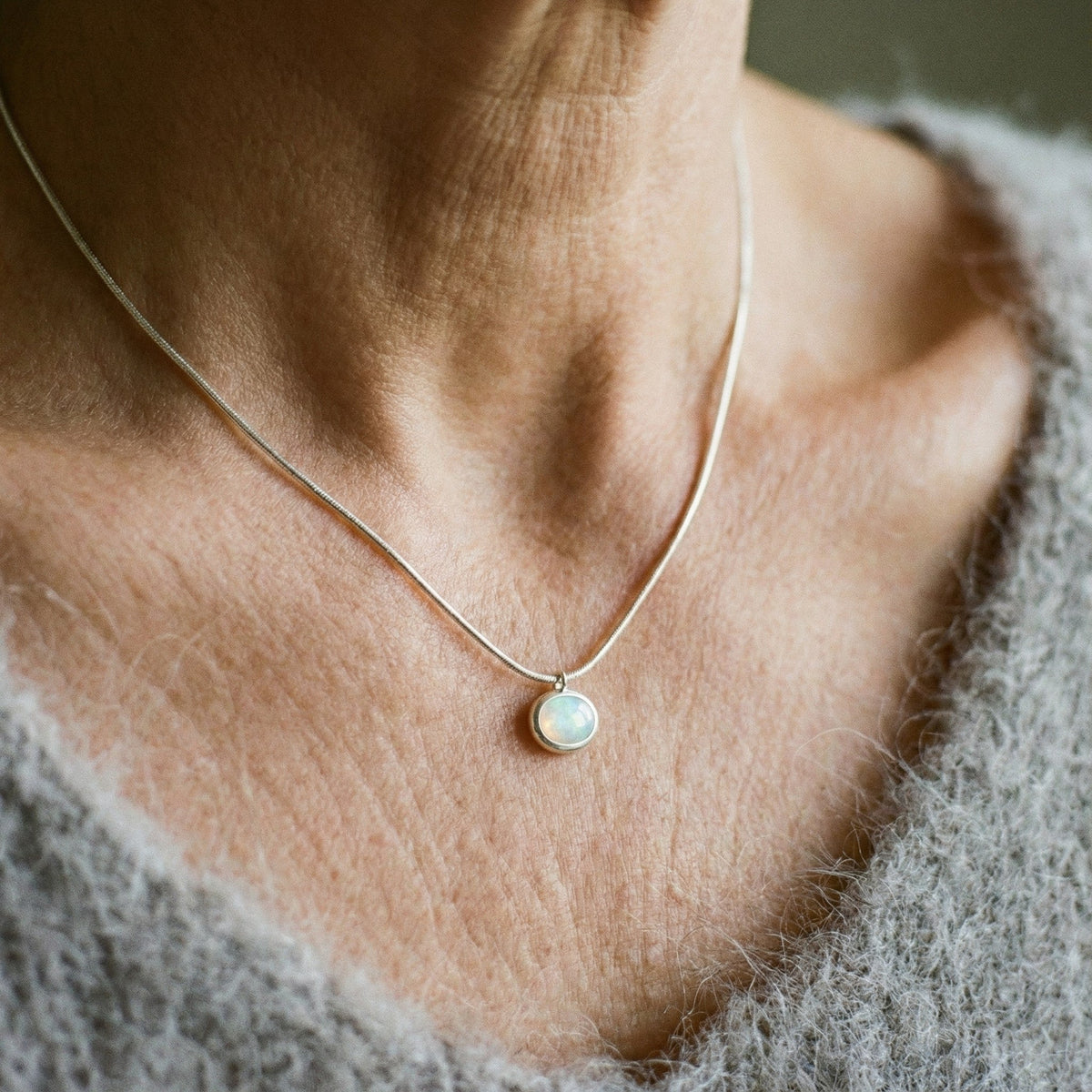 Collier classique avec pendentif unique en or blanc